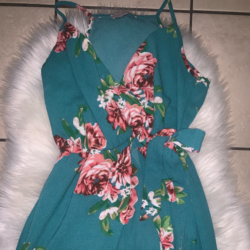 Beautiful long flowery dress. Size M.